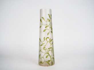 Vente aux enchères Grand vase 1900 en verre à décor émaillé de branches de guis sur fond 
