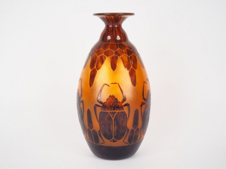 LE VERRE FRANCAIS.  Vase "scarabées" en verre poudré orange doublé de 