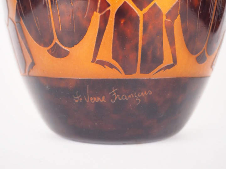 LE VERRE FRANCAIS.  Vase "scarabées" en verre poudré orange doublé de 