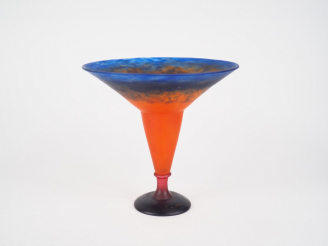Vente aux enchères SCHNEIDER.  Coupe en verre marbré, signée H. 20 cm.