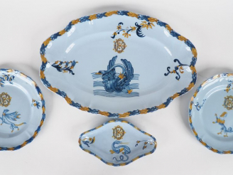 Vente aux enchères Emile GALLE à Nancy.  Quatre pièces de service de table en faïence ble