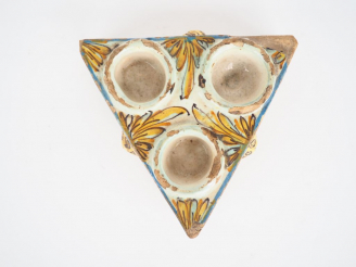 Vente aux enchères Encrier XVIIIème en faïence polychrome italienne à décor de visages d'