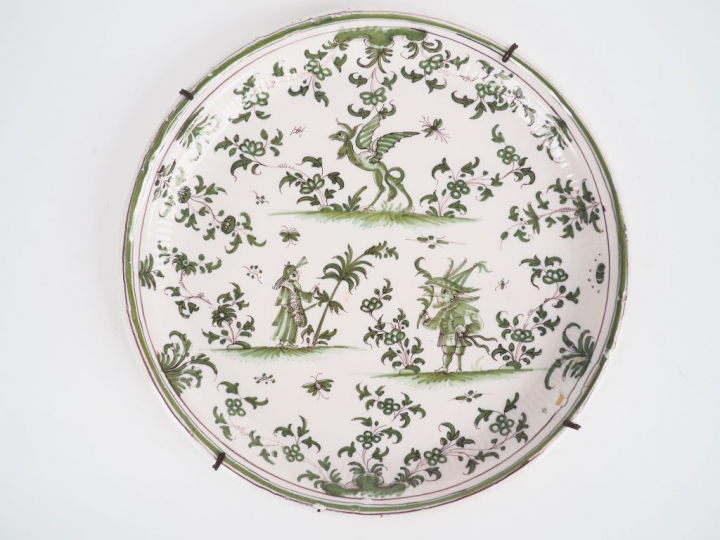 Plat rond en faïence de Moustiers XVIIIème décor en camaïeu vert de tr