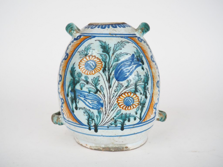 Gourde XVIIème en faience polychrome à décor dans une réserve de marty