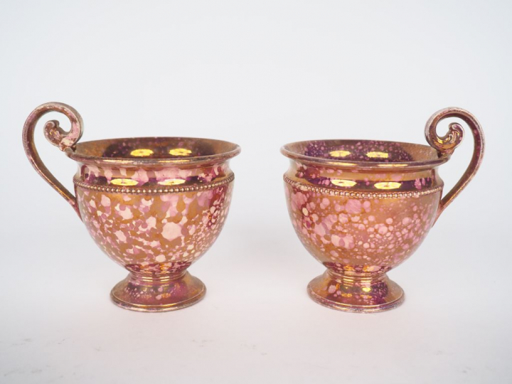 Paire de tasses à anses XIXème en céramique lustrée de Jersey à tonali