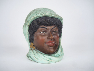 Vente aux enchères Pot à tabac fin XIXème en stuc polychrome en forme de jeune africaine.