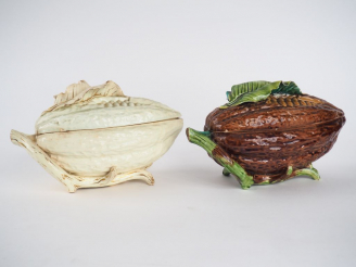 Vente aux enchères Deux saucières fin XIXème en barbotine polychrome en forme de courges.