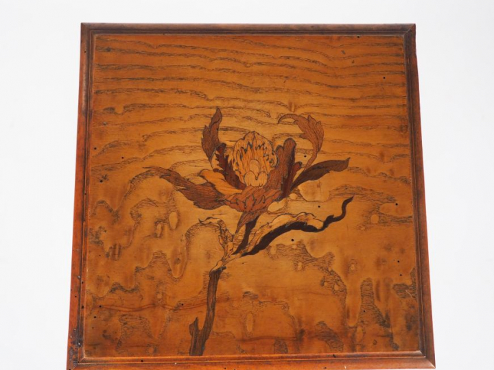 Sellette de style Art Nouveau en marqueterie à décor de fleurs.  H.115