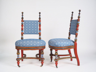 Vente aux enchères Paire de chaises XIXème en bois sculpté tourné polychrome, garniture d