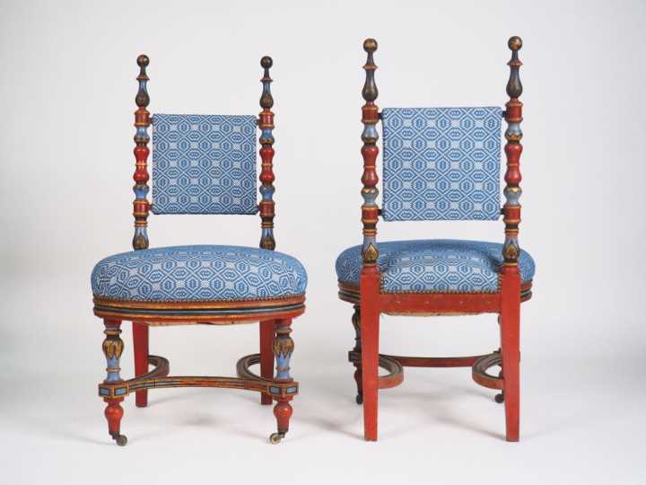 Paire de chaises XIXème en bois sculpté tourné polychrome, garniture d