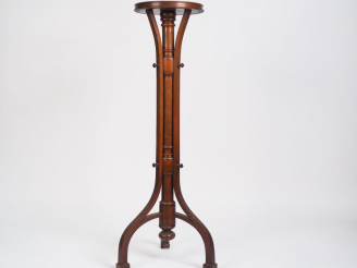 Vente aux enchères Sellette de style Art Nouveau en bois naturel, piètement tripode.  H. 