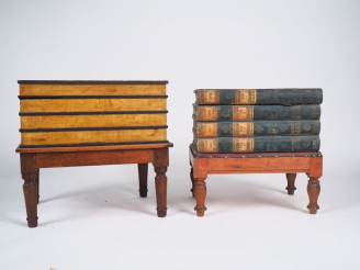 Vente aux enchères 2 différents tabourets XIXème en forme de pile de livres.  Dim. 48,5 x