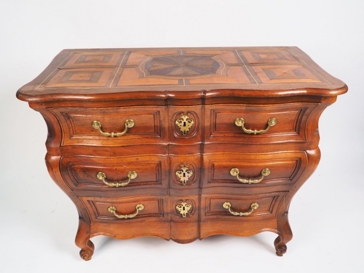 Commode bordelaise Louis XV en noyer mouluré ouvrant à trois tiroirs e