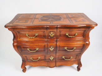 Vente aux enchères Commode bordelaise Louis XV en noyer mouluré ouvrant à trois tiroirs e