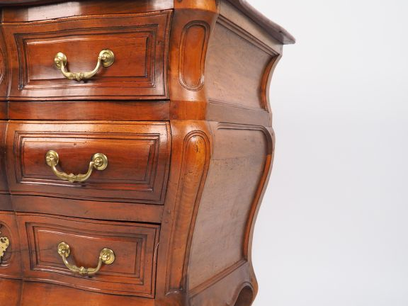Commode bordelaise Louis XV en noyer mouluré ouvrant à trois tiroirs e