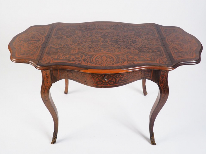 Table de milieu Napoléon III de style Louis XV en marqueterie, ouvrant