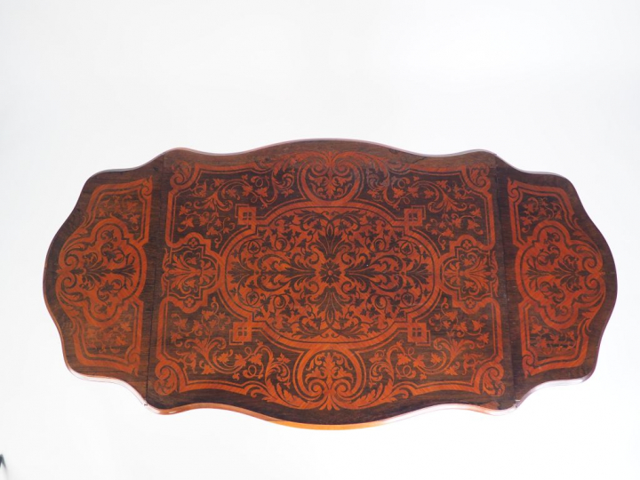Table de milieu Napoléon III de style Louis XV en marqueterie, ouvrant