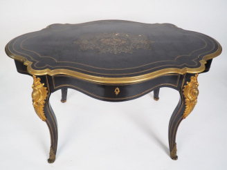 Vente aux enchères Table de milieu Napoléon III de style Louis XV en marqueterie boulle, 