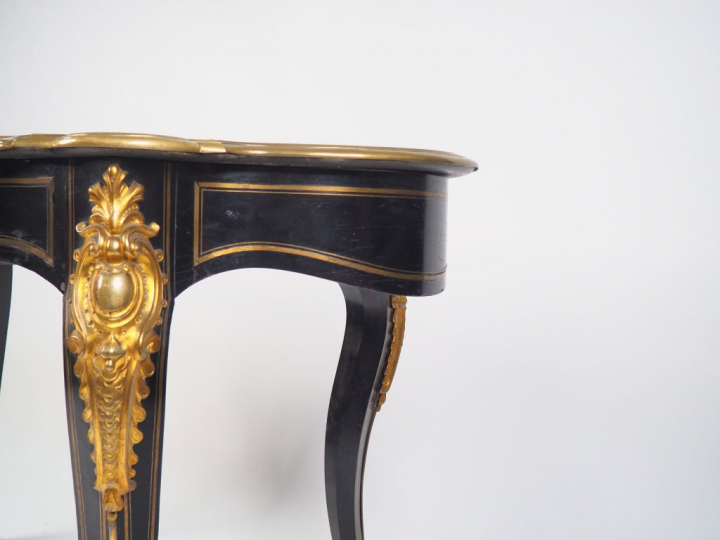 Table de milieu Napoléon III de style Louis XV en marqueterie boulle, 