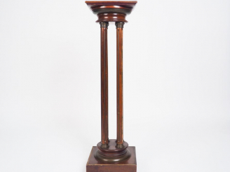 Vente aux enchères Sellette de style Louis XVI en acajou et placage d'acajou, à décor de 