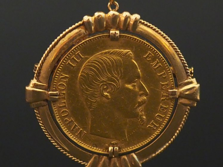 Pendentif/broche en or jaune, sertie en son centre d’une pièce de 50 f