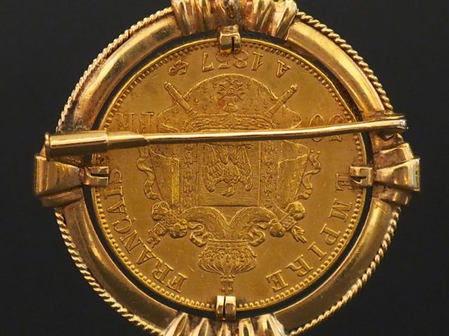 Pendentif/broche en or jaune, sertie en son centre d’une pièce de 50 f