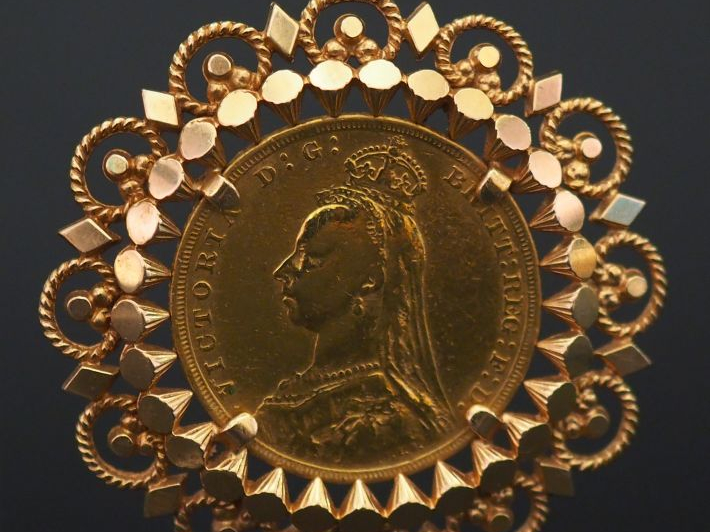 	Pendentif en or jaune, serti en son centre d’un souverain or, 1891. J