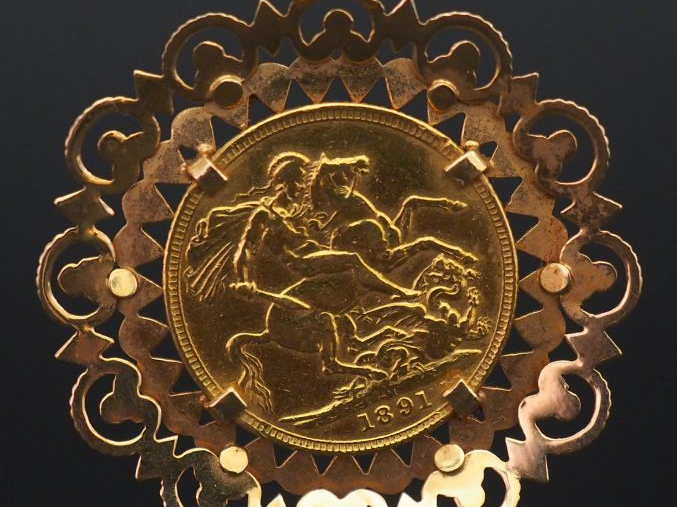 	Pendentif en or jaune, serti en son centre d’un souverain or, 1891. J