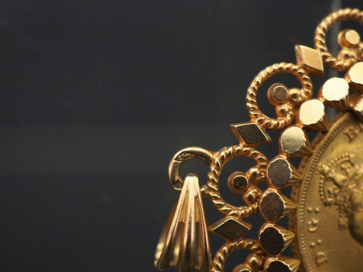 	Pendentif en or jaune, serti en son centre d’un souverain or, 1891. J