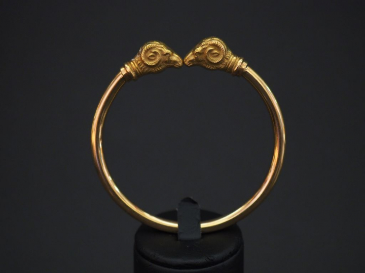 Bracelet jonc en or jaune, les extrémités à décor de têtes de béliers 