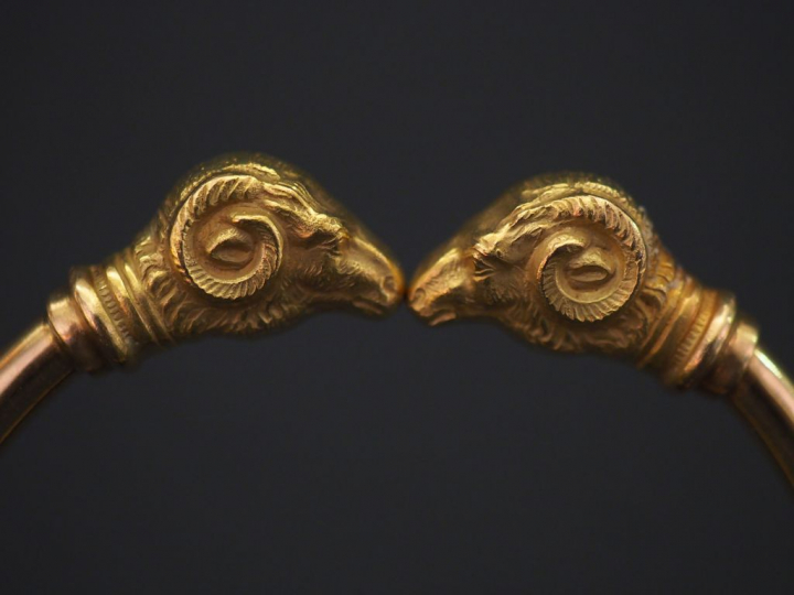 Bracelet jonc en or jaune, les extrémités à décor de têtes de béliers 