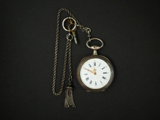 Vente aux enchères 	Montre de gousset et sa giletière en argent. Cadran émaillé à chiffre