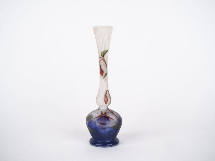 DAUM Nancy. Soliflore miniature en verre à décor gravé et émaillé de f