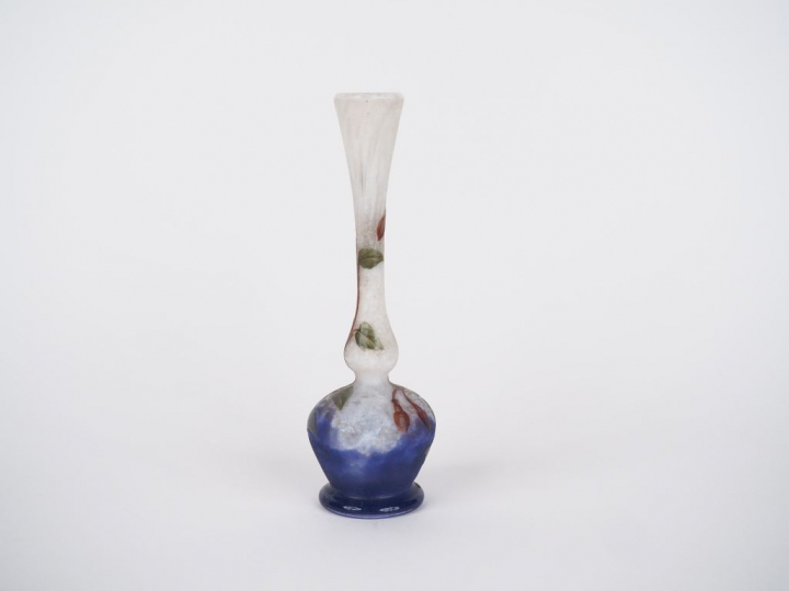DAUM Nancy. Soliflore miniature en verre à décor gravé et émaillé de f