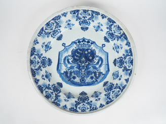 Vente aux enchères Grand plat cardinale fin  XVIIème en faïence de Nevers, décor en camaï