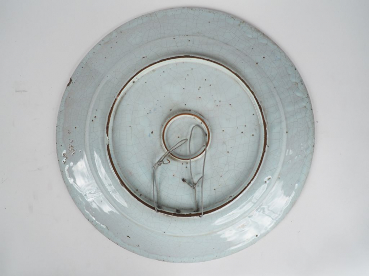 Grand plat cardinale fin  XVIIème en faïence de Nevers, décor en camaï