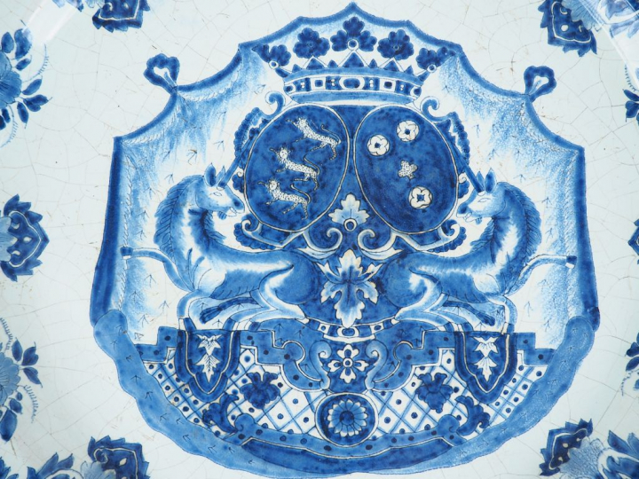 Grand plat cardinale fin  XVIIème en faïence de Nevers, décor en camaï