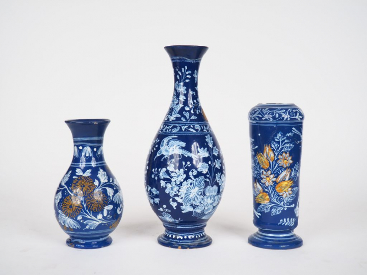 3 vases fin XVIIIème début XIXème en faïence de Nevers décor "persan".