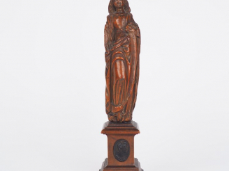 Vente aux enchères Sujet en buis XVIIème "Sainte femme", sur un présentoir en bois, orné 
