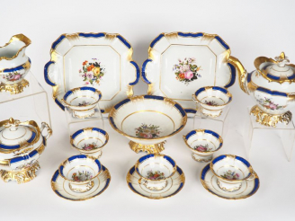 Vente aux enchères Service à thé Napoléon III en porcelaine polychrome de Paris, à décor 