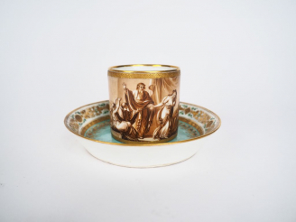Vente aux enchères Tasse et sous-tasse en porcelaine polychrome de Vienne à décor en gris