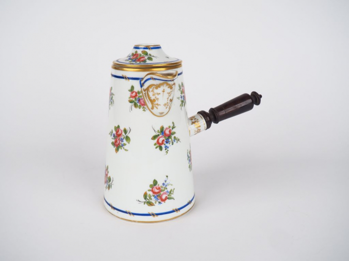 Chocolatière en porcelaine de style Louis XVI dans le goût de Sèvres à