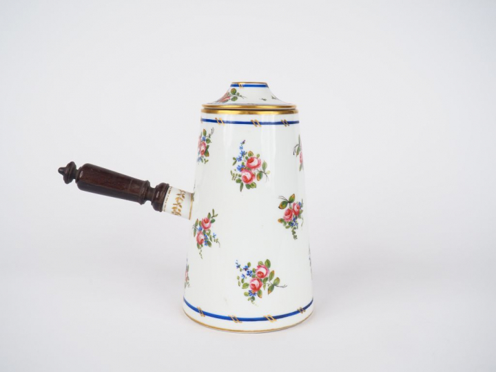 Chocolatière en porcelaine de style Louis XVI dans le goût de Sèvres à
