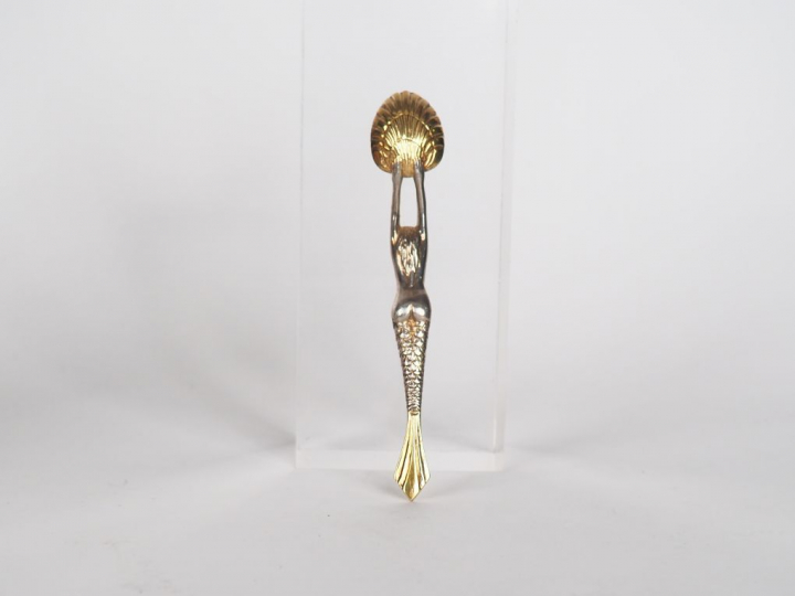 DUC de GUISES. Cuillère "Sirène" en argent ornée d'une Topaze. Dim. 11