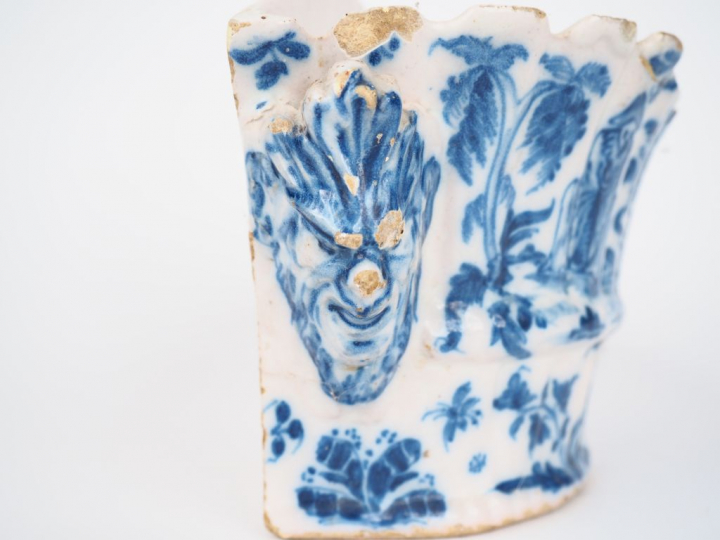 Porte-bouquet XVIIIème en faïence du midi à décor en camaïeu bleu de m