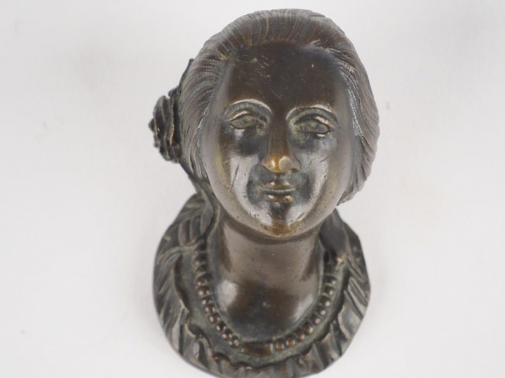 Sujet XIXème en bronze à patine verte "Buste de jeune femme". Dim. 8 x