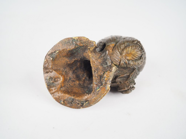 Sujet XIXème en bronze à patine verte "Buste de jeune femme". Dim. 8 x