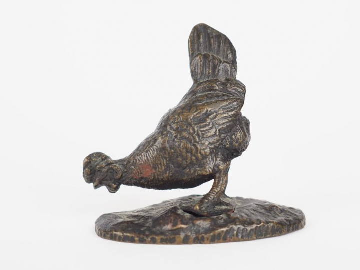 Sujet XIXème en bronze à patine brune "poule picorant". Dim. 5 x 5 x 2