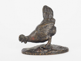 Vente aux enchères Sujet XIXème en bronze à patine brune "poule picorant". Dim. 5 x 5 x 2