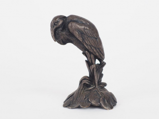 Vente aux enchères Sujet Xxème en bronze à patine brune "Héron". H. 5,5 cm.
